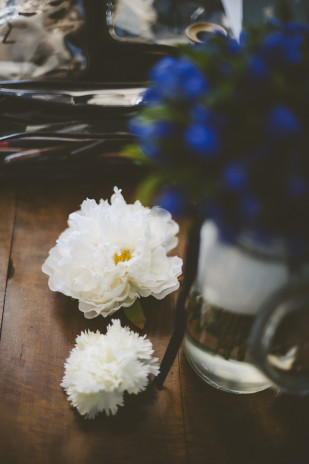 ©Lovely Pics - Chloe Lapeyssonie - Mariage en bleu au Chateau Cesargues -La mariee aux pieds nus