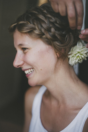 ©Lovely Pics - Chloe Lapeyssonie - Mariage en bleu au Chateau Cesargues -La mariee aux pieds nus