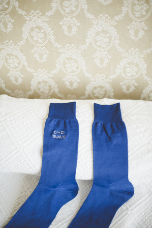 ©Lovely Pics - Chloe Lapeyssonie - Mariage en bleu au Chateau Cesargues -La mariee aux pieds nus