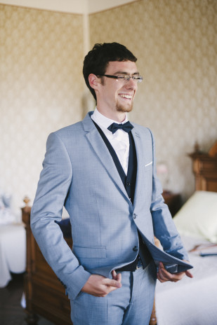 ©Lovely Pics - Chloe Lapeyssonie - Mariage en bleu au Chateau Cesargues -La mariee aux pieds nus
