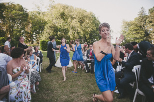 ©Lovely Pics - Chloe Lapeyssonie - Mariage en bleu au Chateau Cesargues -La mariee aux pieds nus