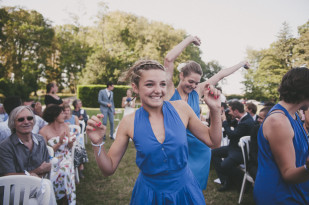 ©Lovely Pics - Chloe Lapeyssonie - Mariage en bleu au Chateau Cesargues -La mariee aux pieds nus