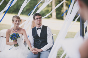 ©Lovely Pics - Chloe Lapeyssonie - Mariage en bleu au Chateau Cesargues -La mariee aux pieds nus