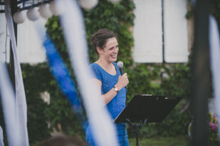 ©Lovely Pics - Chloe Lapeyssonie - Mariage en bleu au Chateau Cesargues -La mariee aux pieds nus