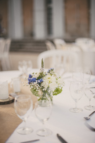 ©Lovely Pics - Chloe Lapeyssonie - Mariage en bleu au Chateau Cesargues -La mariee aux pieds nus