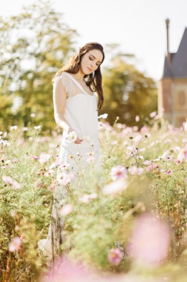 ©Xavier Navarro - Shooting inspiration - Mariage rustique rouge, bleu, jaune - La mariée aux pieds nus