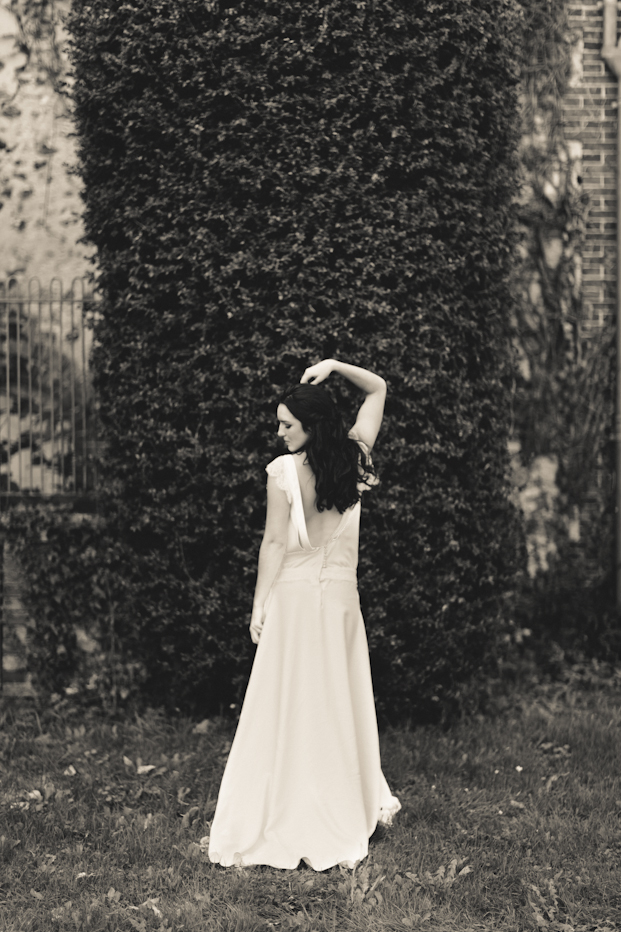 ©Xavier Navarro - Shooting inspiration - Mariage rustique rouge, bleu, jaune - La mariée aux pieds nus