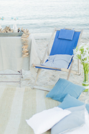 ©ingridlepan.com - Une seance engagement sur la plage - robe Christina Sfez - La mariee aux pieds nus