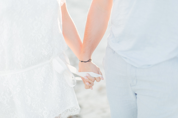 ©ingridlepan.com - Une seance engagement sur la plage - robe Christina Sfez - La mariee aux pieds nus