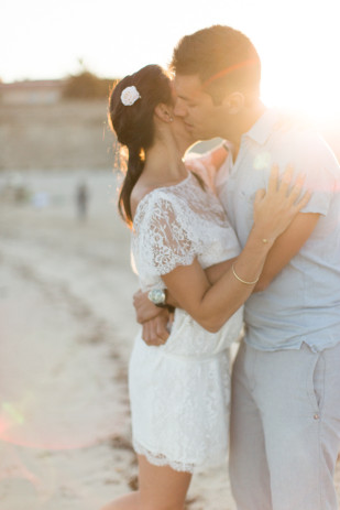 ©ingridlepan.com - Une seance engagement sur la plage - robe Christina Sfez - La mariee aux pieds nus