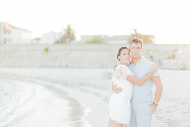 ©ingridlepan.com - Une seance engagement sur la plage - robe Christina Sfez - La mariee aux pieds nus