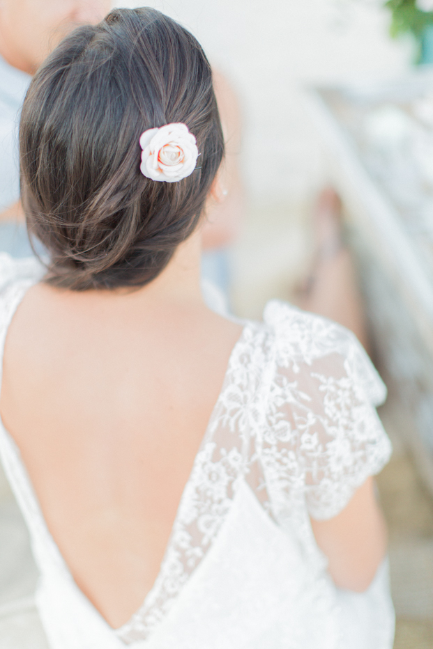 ©ingridlepan.com - Une seance engagement sur la plage - robe Christina Sfez - La mariee aux pieds nus