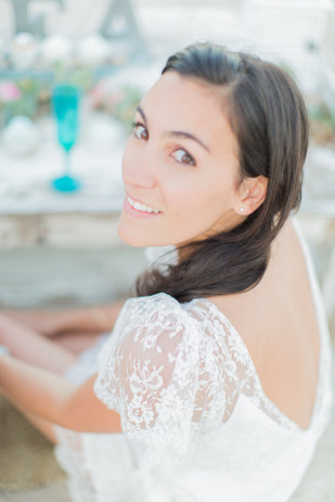 ©ingridlepan.com - Une seance engagement sur la plage - robe Christina Sfez - La mariee aux pieds nus