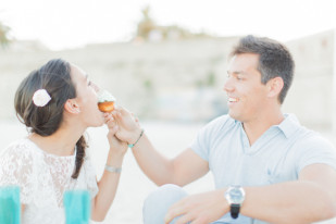 ©ingridlepan.com - Une seance engagement sur la plage - robe Christina Sfez - La mariee aux pieds nus