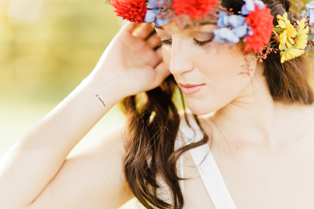 Xavier Navarro - Shooting inspiration - Mariage rustic rouge, bleu, jaune - La mariée aux pieds nus