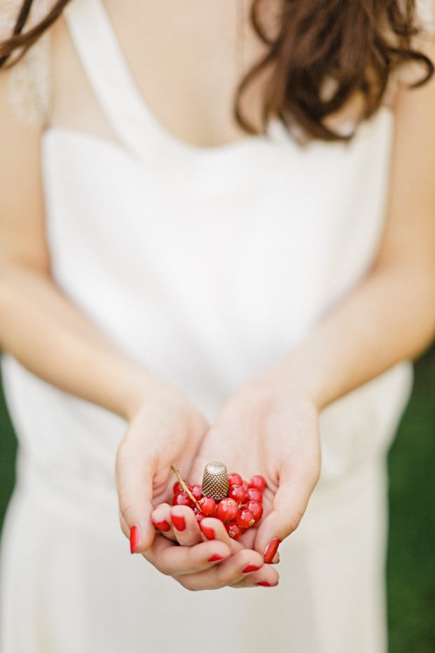 Xavier Navarro - Shooting inspiration - Mariage rustic rouge, bleu, jaune - La mariée aux pieds nus