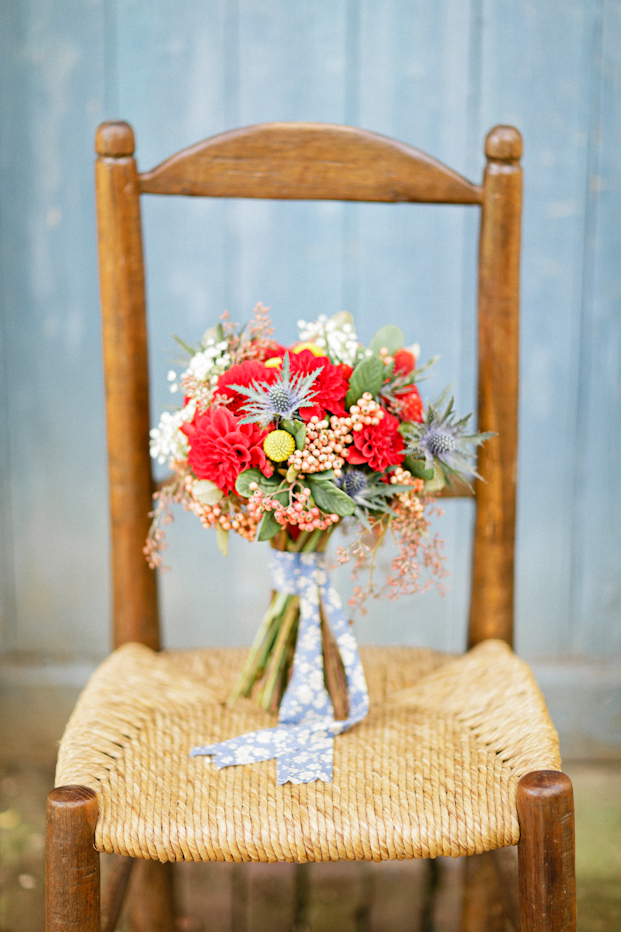 Xavier Navarro - Shooting inspiration - Mariage rustic rouge, bleu, jaune - La mariée aux pieds nus