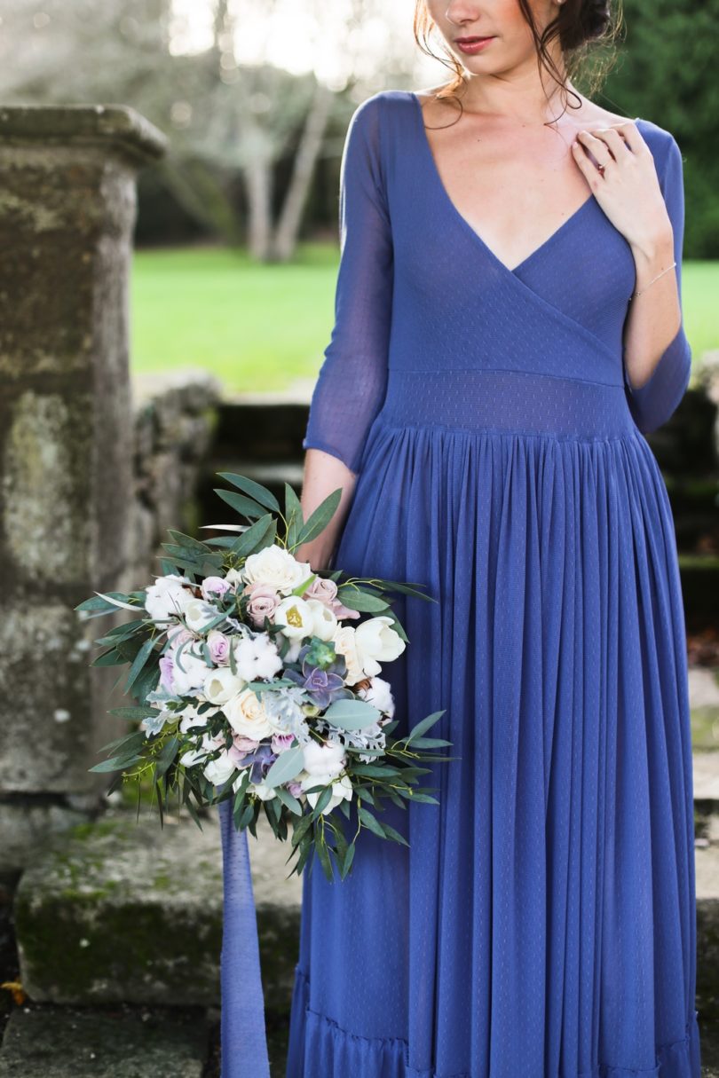 Une mariée en robe bleue - Shooting d'inspiration à découvrir sur le blog mariage www.lamarieeauxpiedsnus.com - Photos : Amandine Ropars