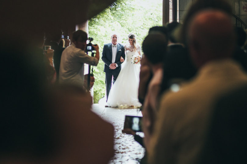 Lifestories Wedding - Un mariage en corail et aqua en Charente - La mariée aux pieds nus