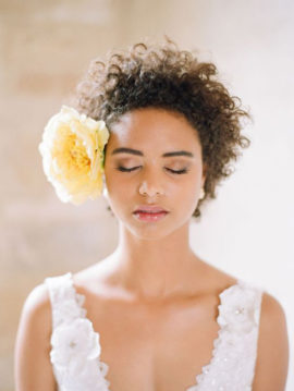 10 idées de coiffures pour les mariées aux cheveux courts à découvrir sur le blog mariage www.lamarieeauxpiedsnus.com