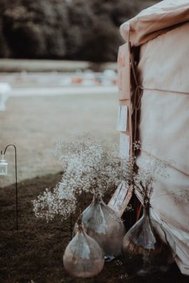 Un mariage sous une yourte au Château de Montigny en Eure-et-Loir - Photos : Moorise Photography - Blog mariage : La mariée aux pieds nus