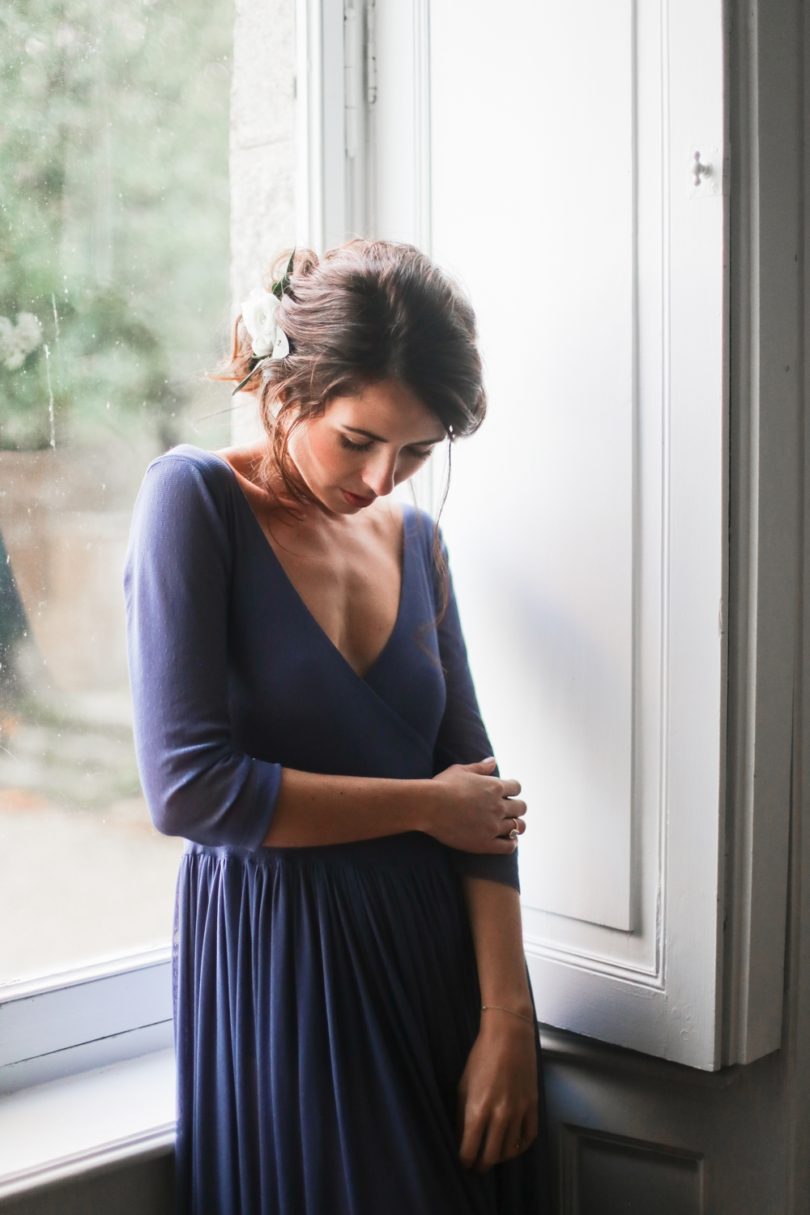 Une mariée en robe bleue - Shooting d'inspiration à découvrir sur le blog mariage www.lamarieeauxpiedsnus.com - Photos : Amandine Ropars