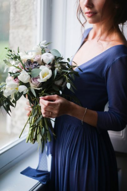 Une mariée en robe bleue - Shooting d'inspiration à découvrir sur le blog mariage www.lamarieeauxpiedsnus.com - Photos : Amandine Ropars