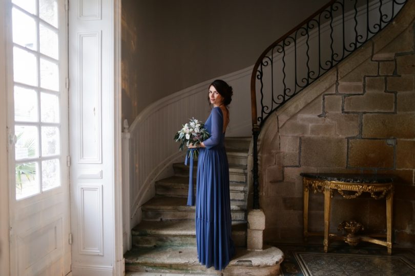 Une mariée en robe bleue - Shooting d'inspiration à découvrir sur le blog mariage www.lamarieeauxpiedsnus.com - Photos : Amandine Ropars