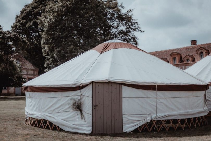 Un mariage sous une yourte au Château de Montigny en Eure-et-Loir - Photos : Moorise Photography - Blog mariage : La mariée aux pieds nus