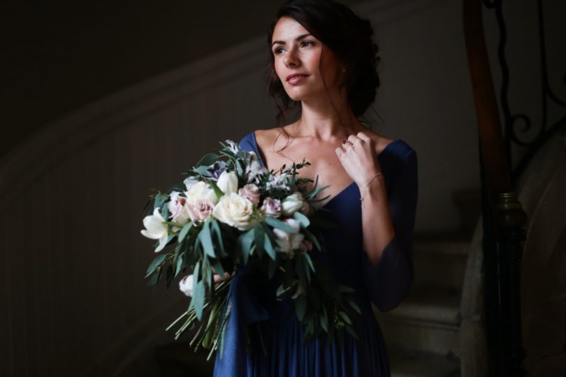 Une mariée en robe bleue - Shooting d'inspiration à découvrir sur le blog mariage www.lamarieeauxpiedsnus.com - Photos : Amandine Ropars