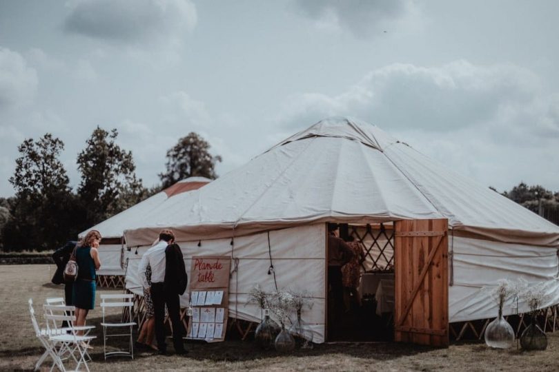 Un mariage sous une yourte au Château de Montigny en Eure-et-Loir - Photos : Moorise Photography - Blog mariage : La mariée aux pieds nus