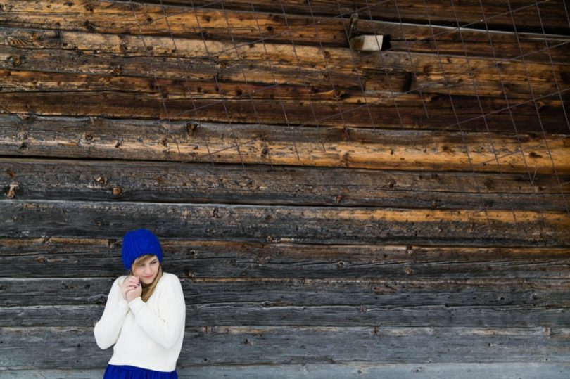 Marion Cougoureux - Une séance engagement en bleu au Grand Bornand sous la neige - La mariee aux pieds nus