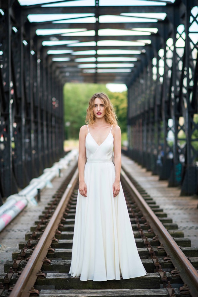 La mariée aux pieds nus - Photo : Ce jour là - Mademoiselle de Guise - Robe de mariée - Collection 2016 - Modèle Amélie