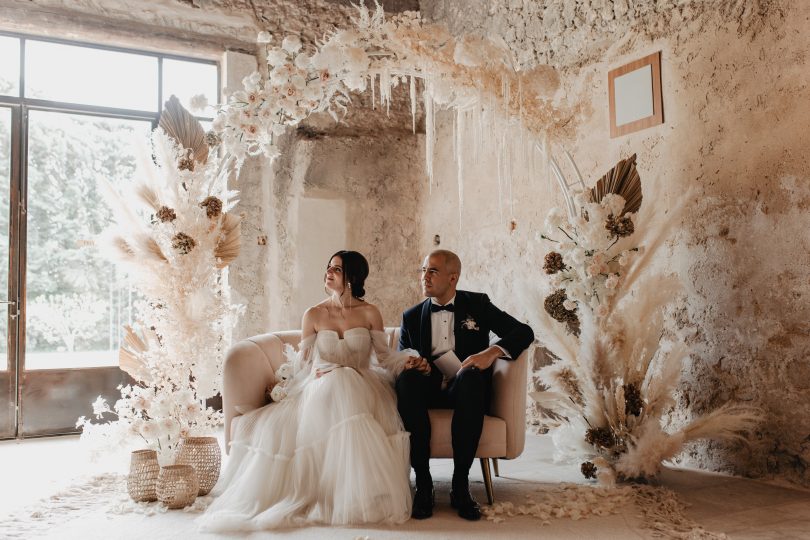 Un mariage élégant au Domaine du petit Roulet en Provence - Photo : Alchemia - Blog mariage : La mariée aux pieds nus