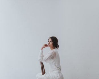 Un mariage épuré en blanc - A découvrir sur le blog mariage www.lamarieeauxpiedsnus.com - Photos : Chloé Lapeysonnie