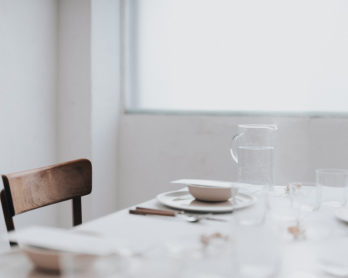12 astuces pour réussir le plan de table de votre mariage - A découvrir sur le blog mariage www.lamarieeauxpiedsnus.com