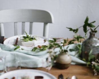 La mariée aux pieds nus - Tables fleuries - Photo : Chloé Lapeyssonnie