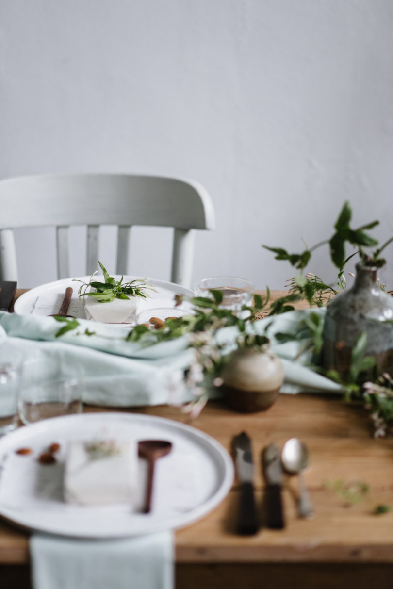 La mariée aux pieds nus - Tables fleuries - Photo : Chloé Lapeyssonnie