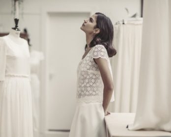 Robe de mariée courte - Cérémonie civile - Collection 2017 - Laure de Sagazan - A découvrir sur le blog mariage - www.lamarieeauxpiedsnus.com - Photos : Laurent Nivalle
