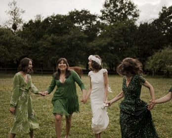 48 idées de tenues pour les demoiselles d'honneur et les invitées pour un mariage en vert - Blog mariage : La mariée aux pieds nus