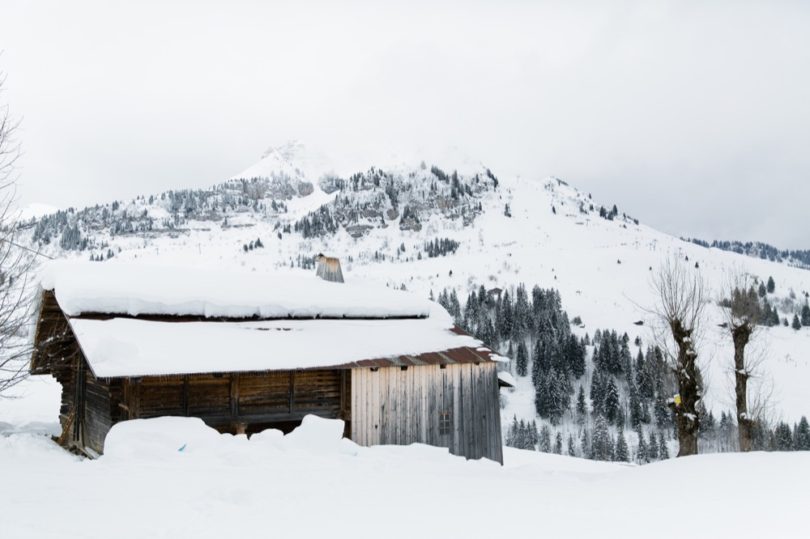 Marion Cougoureux - Une séance engagement en bleu au Grand Bornand sous la neige - La mariee aux pieds nus