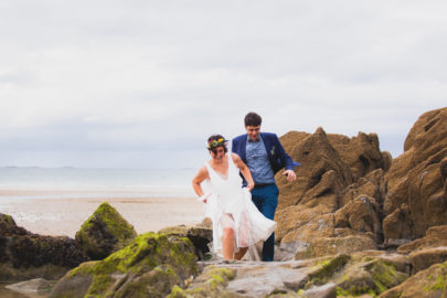 Annie Gozard - Un mariage joyeux et colore en Bretagne au chateau du Bienassis - La mariee aux pieds nus