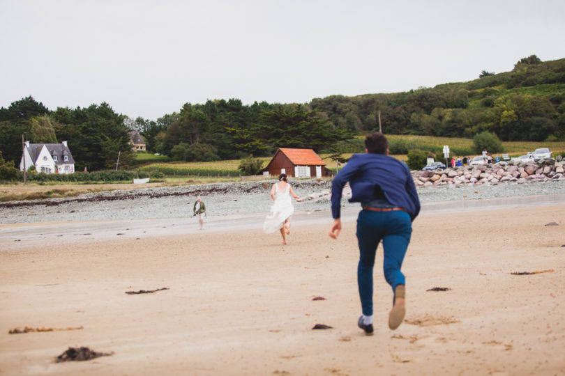 Annie Gozard - Un mariage joyeux et colore en Bretagne au chateau du Bienassis - La mariee aux pieds nus