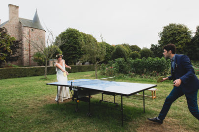 Annie Gozard - Un mariage joyeux et colore en Bretagne au chateau du Bienassis - La mariee aux pieds nus