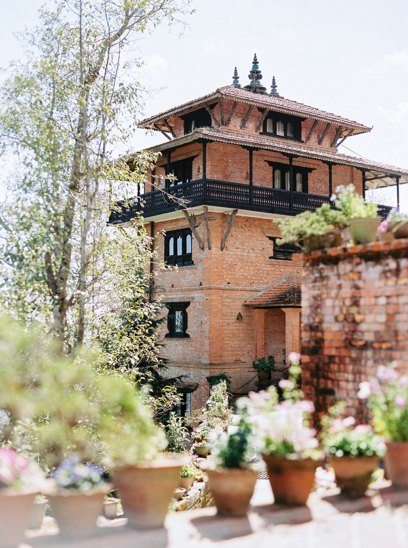 Un mariage bohème en rose et rouge au Nepal - La mariée aux pieds nus - Photo : Bianca Rijkenbarg