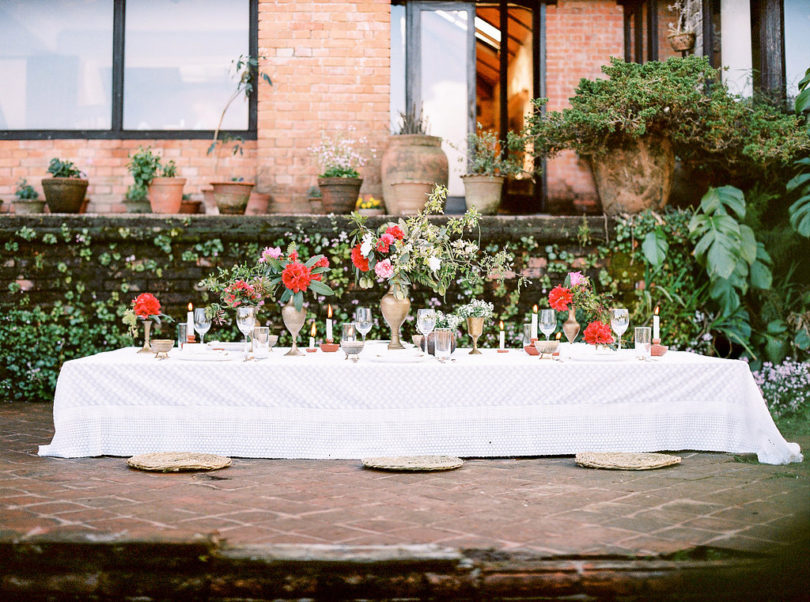 Un mariage bohème en rose et rouge au Nepal - La mariée aux pieds nus - Photo : Bianca Rijkenbarg