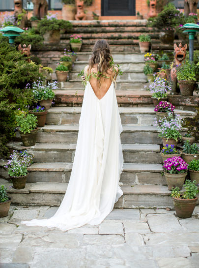 Un mariage bohème en rose et rouge au Nepal - La mariée aux pieds nus - Photo : Bianca Rijkenbarg