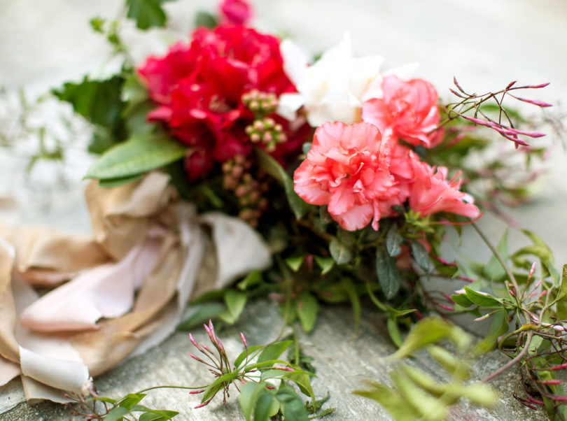 Un mariage bohème en rose et rouge au Nepal - La mariée aux pieds nus - Photo : Bianca Rijkenbarg