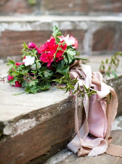 Un mariage bohème en rose et rouge au Nepal - La mariée aux pieds nus - Photo : Bianca Rijkenbarg