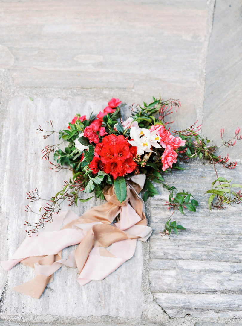 Un mariage bohème en rose et rouge au Nepal - La mariée aux pieds nus - Photo : Bianca Rijkenbarg